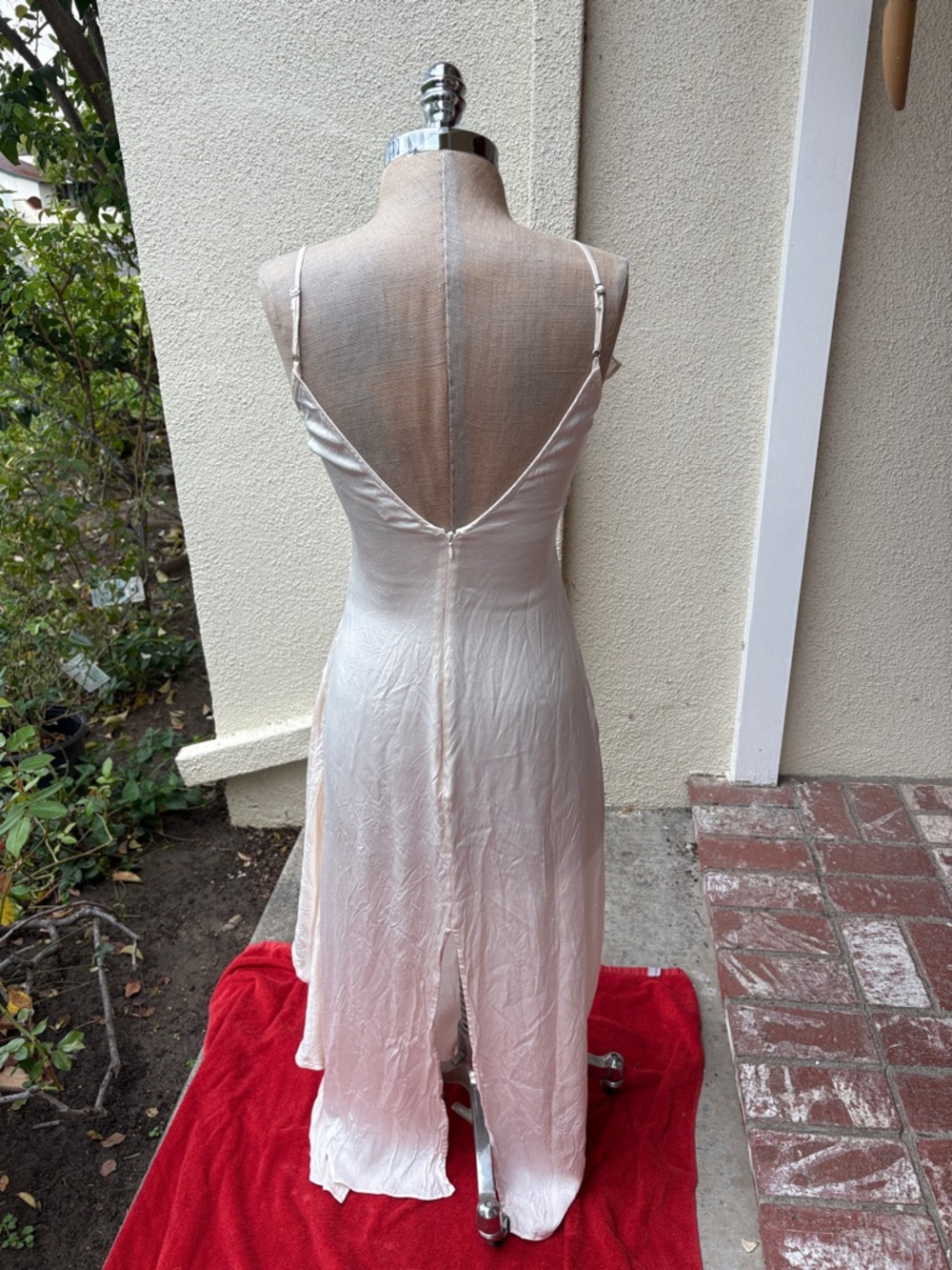 LPA beautiful silky feeling slip dress w/ adjustable straps & slit up the back. - Picture 4 of 9